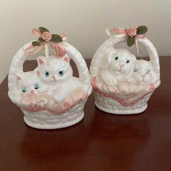 Vintage Kittens and Puppies in Ceramic Baskets Pink Blankets Triplets Inc 1990 - Picture 1 of 7